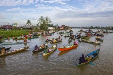 Mengunjungi Pasar Terapung...