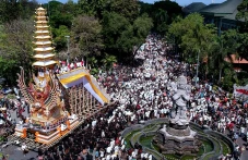 Ribuan Umat Hindu Hadiri...