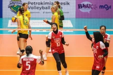 Luar Biasa, Timnas Bola...