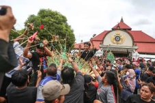 Warga Rebutan Gunungan...