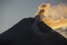 Keluarkan Asap Solfatara,...