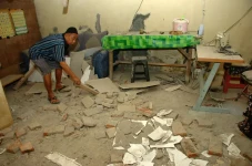 Dampak Gempa Bumi di...