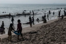 Pantai Anyer Dipadati...