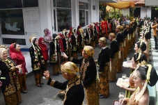 18 Pasangan Pengantin...