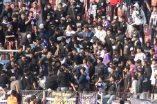 Memalukan, Laga Persik...