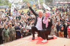 Ditemani Sang Istri,...