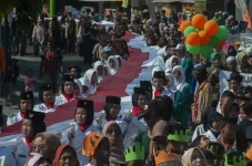 Pembentangan Kain Merah...