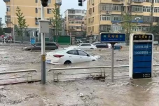 Mobil Bergelimpangan...