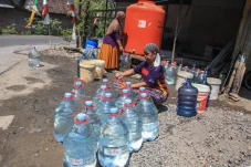 Penyaluran Bantuan Air...