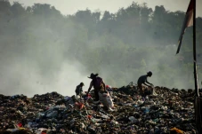Sampah di TPA Desa Dermasuci...
