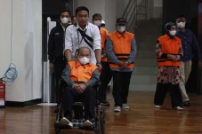 KPK Tahan Lima Orang...