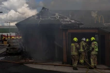 Mobil Nenek-nenek Terbakar,...