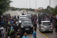 Warga Blokir Jalan Pulau...
