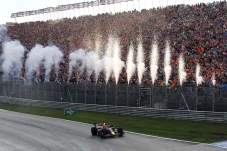 Juara di Tengah Hujan...