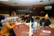 Kenakan Pakaian Adat,...