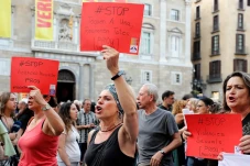 Demonstran Bawa Kartu...