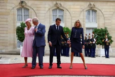 Tiba di Paris, Raja...