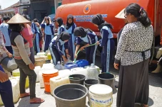 Sisihkan Uang Saku,...