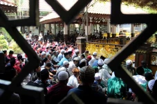 Berziarah ke Makam Gus...