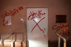 Ribuan Warga Iran Kutuk...