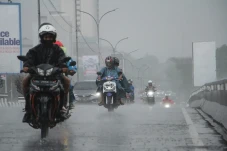 Hujan Mulai Turun di...