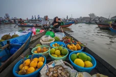 Wisata Pasar Apung Lok...