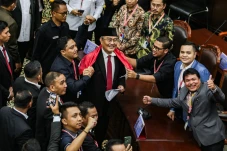 Berhentikan Anwar Usman...