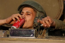 Tentara Zionis Pasang...