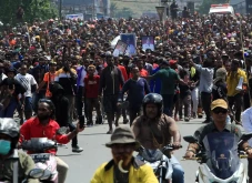 Puluhan Ribu Warga Arak...