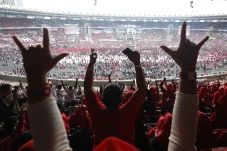 Lautan Relawan Penuhi...