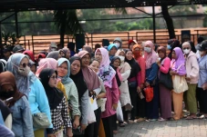 Warga Tangerang Antre...