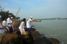 Upacara Melasti di Pantai...