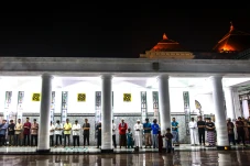 Potret Salat Tarawih...