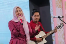 Risty Tagor Rilis Lagu...