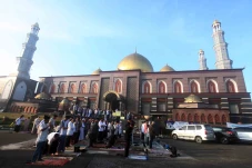 Khusyuk Salat Ied di...