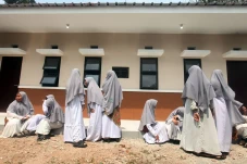 Melihat Asrama Putri...