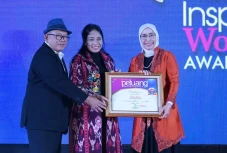 Diana Dewi Raih Penghargaan...