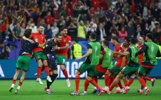Menang Adu Pinalti,...