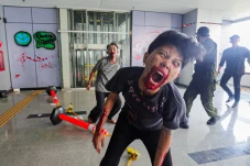 Serangan Zombie di Stasiun...