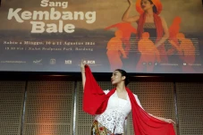 Pesona Ariel Tatum dalam...