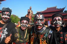 Meriahnya Festival Arak-arakan...
