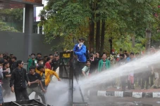 Polisi Pukul Mundur...