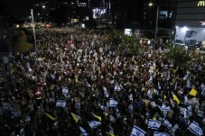 Ribuan Warga Tel Aviv...
