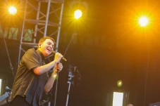 Tulus Memikat Penonton...