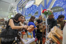 Melihat Pameran Kerajinan...