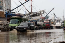 Banjir Rob Genangi Pelabuhan...