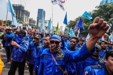 Aksi Demo Buruh Kawal...