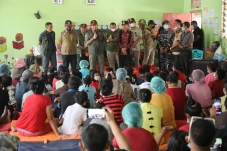 Kepala BNPB Tinjau Pos...