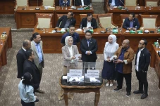 Komisi III DPR RI Tetapkan...