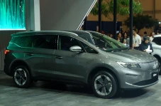Peluncuran Mobil Listrik...